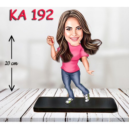 kişiye ozel pembe tshirtli kadın